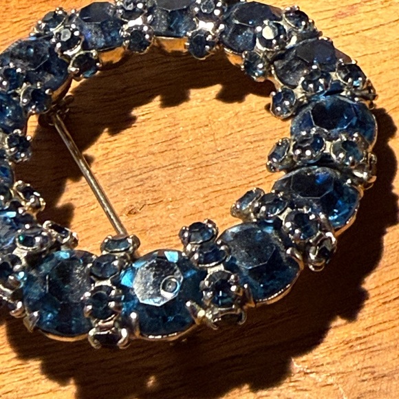 Vintage Warner Blue Rhinestone Circle Wreath Brooch Pin Signed - Picture 5 of 8